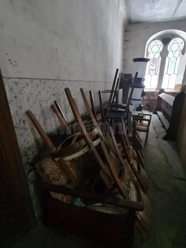 Scaune abandonate în sinagogă