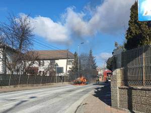 O mașină a ars violent în apropierea unui sens giratoriu din Suceava