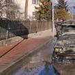 O mașină a ars violent în apropierea unui sens giratoriu din Suceava