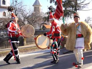 Zeci de colindători și urători au participat la parada obiceiurilor de iarnă pe stil vechi de la Drăgușeni