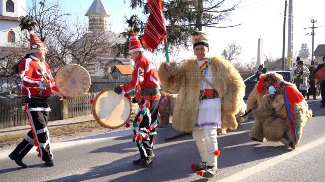 Zeci de colindători și urători au participat la parada obiceiurilor de iarnă pe stil vechi de la Drăgușeni