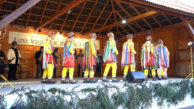 La Festivalul obiceiurilor pe stil vechi au participat cete de urători din mai multe zone ale județului, precum și din Neamț și Iași