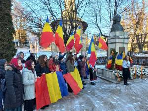 Tineri din cadrul ATOS, purtând steaguri tricolore, au depus buchet de flori la statuia marelui poet național Mihai Eminescu (2).jpg