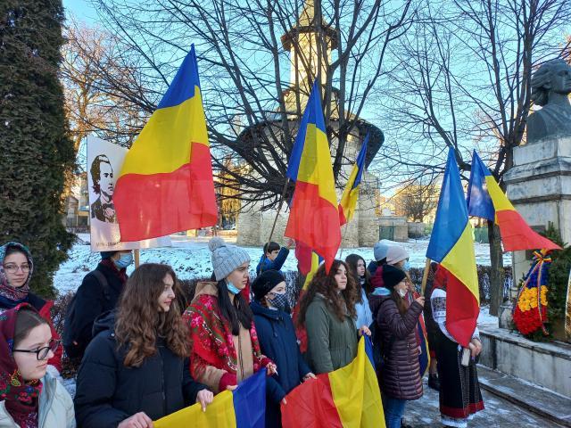 Tineri din cadrul ATOS, purtând steaguri tricolore, au depus buchet de flori la statuia marelui poet național Mihai Eminescu (2).jpg