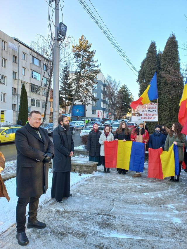 Tineri din cadrul ATOS, purtând steaguri tricolore, au depus buchet de flori la statuia marelui poet național Mihai Eminescu