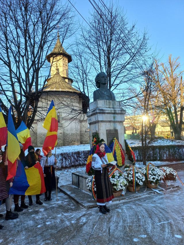 Tineri din cadrul ATOS, purtând steaguri tricolore, au depus buchet de flori la statuia marelui poet național Mihai Eminescu