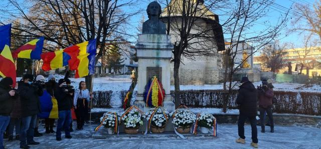 Ceremonie de depuneri de jerbe de flori la bustul lui Mihai Eminescu