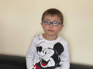 Alexandru Hoffman, în vârstă de 5 ani, are nevoie urgent de transplant de celule stem, procedură costisitoare pe care părinții lui nu au cu ce să o plătească
