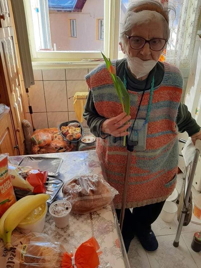 Asociaţia „Licuricii fericiţi” continuă și în acest an proiectul „Prânzul de sâmbătă”, pentru zeci de bătrâni singuri din Câmpulung Moldovenesc