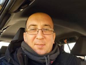 Taximetristul sucevean Daniel Mihai Varasciuc transportă gratuit copiii cu autism și persoanele cu dizabilități