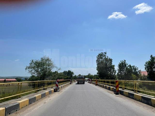Pe podul de la Milişăuţi se circulă, practic, doar pe mijloc, la limita de avarie a rezistentei