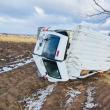 Accident cu o autoutilitară răsturnată pe ogor