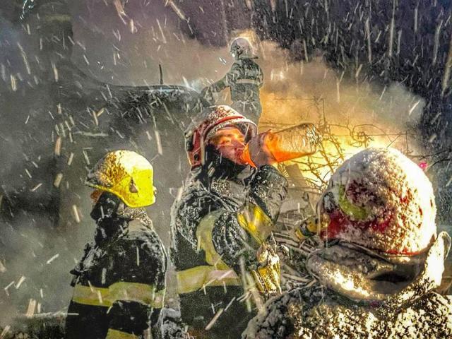 Intervenția pompierilor a fost dificilă, în codiții de ger și ninsoare