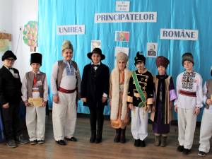 Elevi de la Şcoala Gimnazială Salcea au sărbătorit Ziua Unirii Principatelor Române