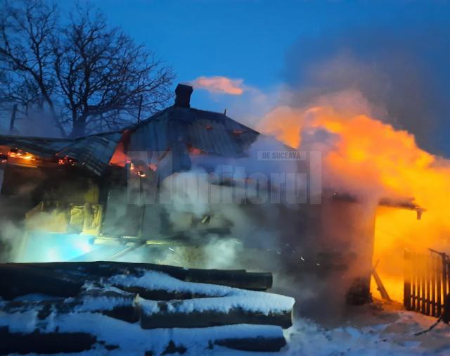 Femeie de 96 de ani, moartă după ce un puternic incendiu i-a mistuit casa