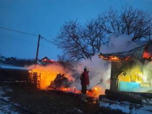 Femeie de 96 de ani, moartă după ce un puternic incendiu i-a mistuit casa