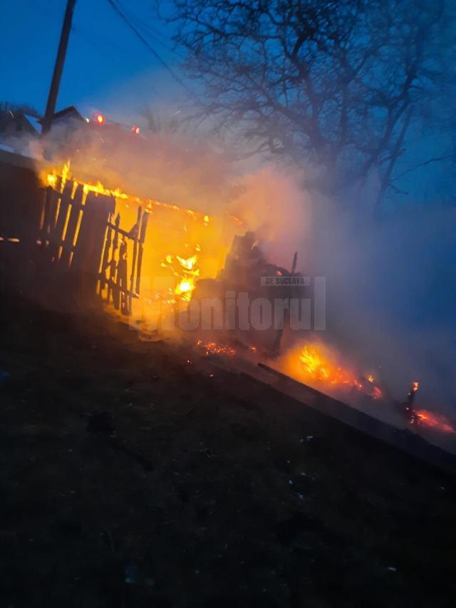 Femeie de 96 de ani, moartă după ce un puternic incendiu i-a mistuit casa