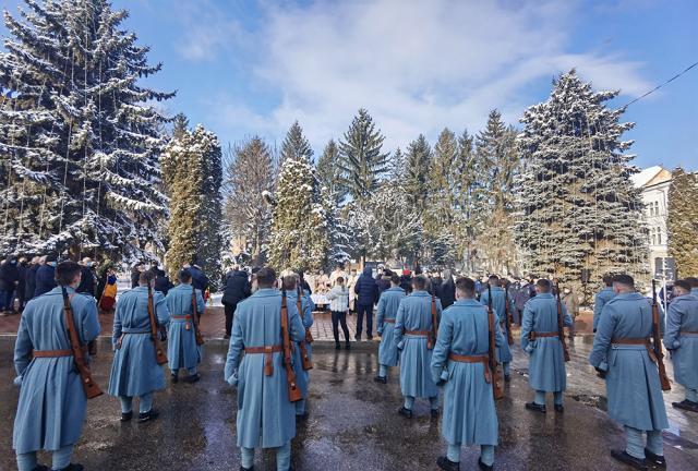 Bustul domnitorului Alexandru Ioan Cuza, inaugurat la 163 de ani de la Mica Unire, în centrul Sucevei