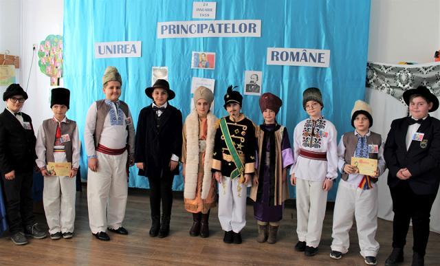 Elevi de la Şcoala Gimnazială Salcea au sărbătorit Ziua Unirii Principatelor Române