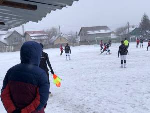 Partida de la Iţcani s-a disputat în condiții de iarnă. Foto falticenionline.ro