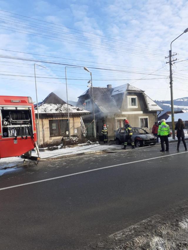 O casă din Câmpulung Moldovenesc a luat foc de la autoturismul care a ars ca o torță