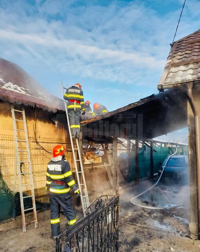 O casă din Câmpulung Moldovenesc a luat foc de la autoturismul care a ars ca o torță