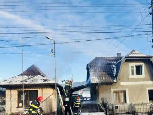 O casă din Câmpulung Moldovenesc a luat foc de la autoturismul care a ars ca o torță
