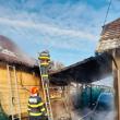 O casă din Câmpulung Moldovenesc a luat foc de la autoturismul care a ars ca o torță