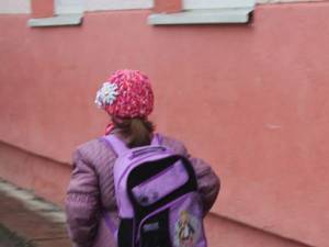 5.783 de copii cu un părinte plecat la muncă în străinătate, în evidențele DGASPC Suceava
