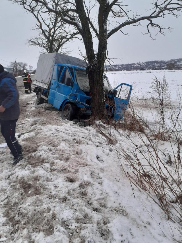 Conducătorul auto a pierdut controlul asupra direcției, pe un carosabil parțial acoperit de zăpadă