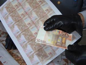 Șase suceveni, acuzați că au vândut pe piață bani contrafăcuți Foto impactpress.ro