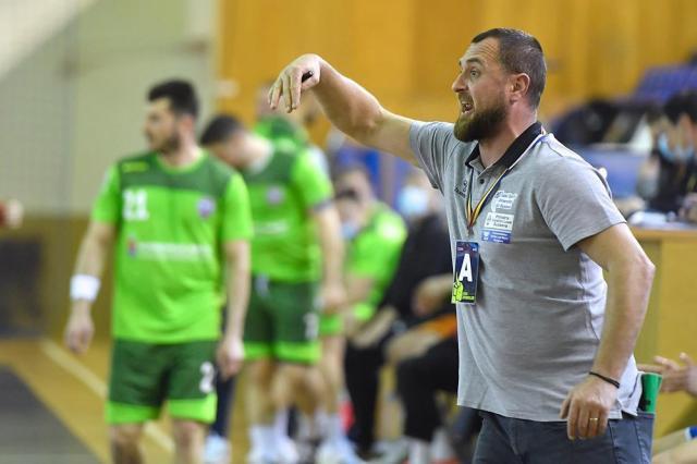 Adrian Chiruţ este la prima experienţă în handbalul feminin. Foto Alex Nicodim