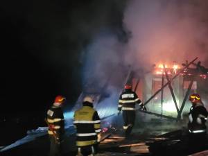 Casa din Găineşti a ars în totalitate, inclusiv cu bunurile din interior