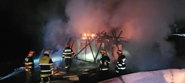 Casa din Găineşti a ars în totalitate, inclusiv cu bunurile din interior