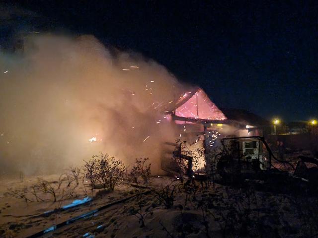 O casă și două anexe s-au făcut scrum după un incendiu la Marginea