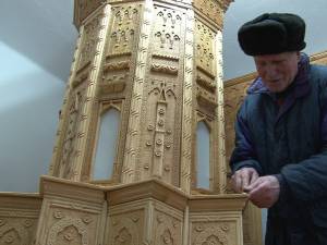 Mihai Grumăzescu a lucrat mai bine de 30 de ani la sculptarea în lemn a Bisericii „Sfinţii Trei Ierarhi” din Iaşi, la o scară de 1:36