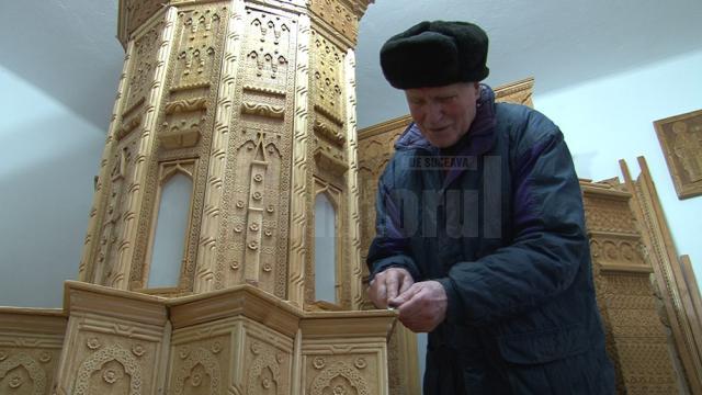 Mihai Grumăzescu a lucrat mai bine de 30 de ani la sculptarea în lemn a Bisericii „Sfinţii Trei Ierarhi” din Iaşi, la o scară de 1:36