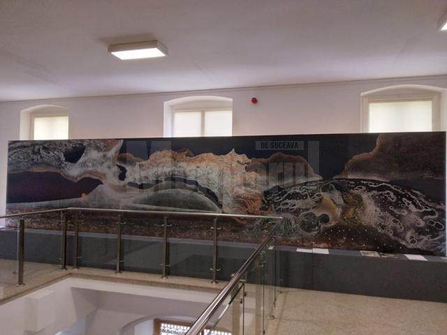 Expoziția de artă vizuală „The Moon Glows the Same” a artistului Roland Pangrati