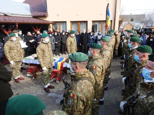 Garda de Onoare la înmormântarea veteranului Mihai Creţu