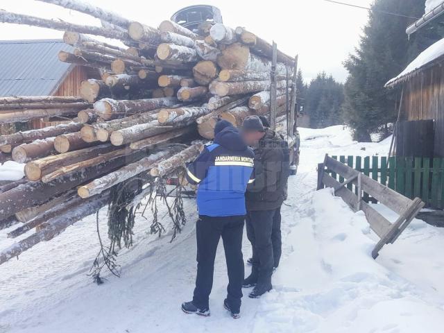 Camionul oprit de jandarmi la Moldovița