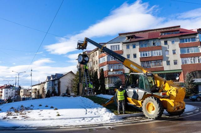 Ceas vintage de peste 30.000 de euro, instalat în centrul municipiului Rădăuți