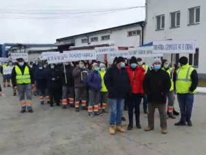 Aproape 300 de angajați ai HS Timber Productions din Siret au protestat față de închiderea acestei fabrici