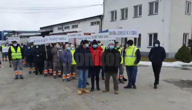 Aproape 300 de angajați ai HS Timber Productions din Siret au protestat față de închiderea acestei fabrici