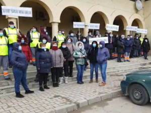 Aproape 300 de angajați ai HS Timber Productions din Siret au protestat față de închiderea acestei fabrici