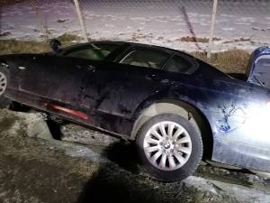 O mașină a ”zburat” într-un șanț, la Dărmănești