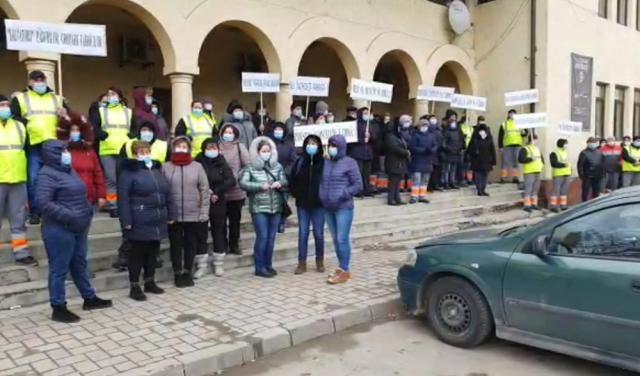 Sute de angajați din Siret ai HS Timber Productions au protestat împotriva închiderii fabricii
