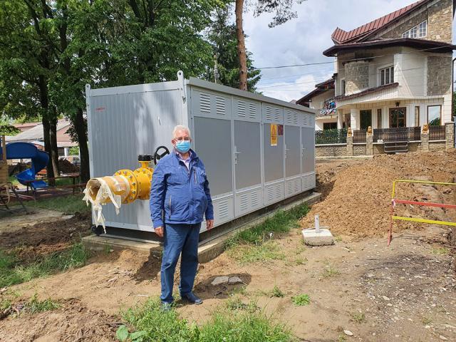 Primarul Ion Lungu lângă Stația de Reglare Sector (SRS) pentru gaz metan, montată lângă sediul de Primărie din Burdujeni