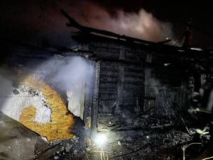 O casă și anexele unei gospodării, distruse într-un puternic incendiu