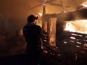 O casă și anexele unei gospodării, distruse într-un puternic incendiu