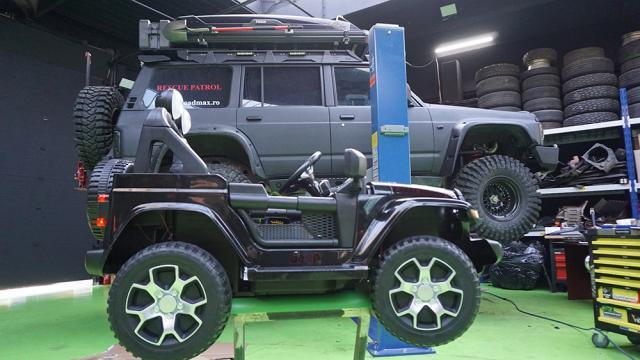 O mașinuță de jucărie printre tancurile de la Off Road Max